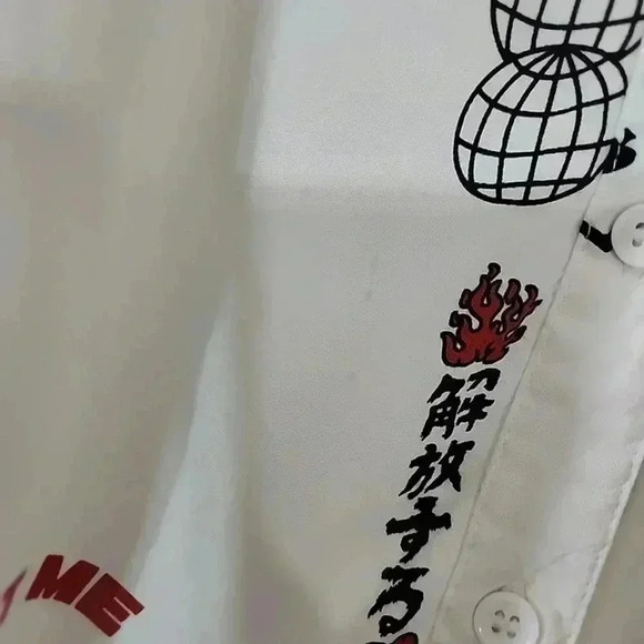 VITRIOL Caedia Allover Anime Print White Short Sleeve Button Up Shirt. Size Medi - Picture 7 of 7